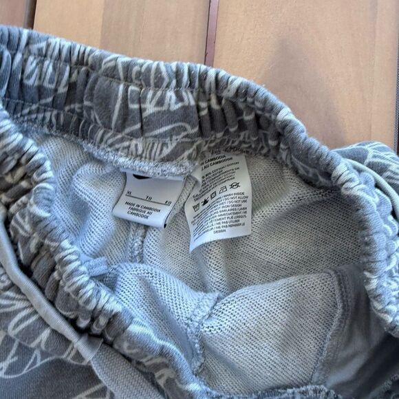 Nike Gray Shorts with Dynamic Logo Design, youth XL - Picture 4 of 4